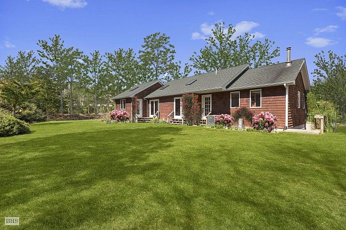 1st image of 60 Woodbine Dr