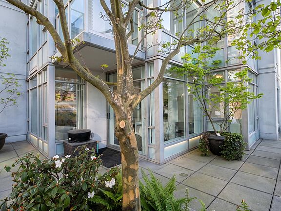 3rd image of 480 Robson St #402