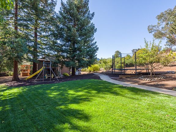 5th image of 7 Applewood Ln