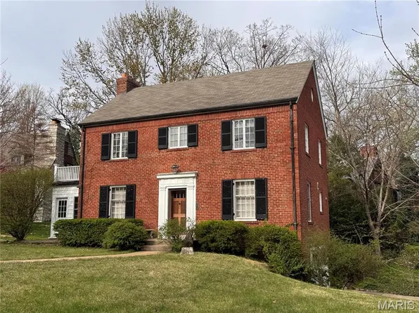 8151 Stanford Ct, Saint Louis, MO 63130