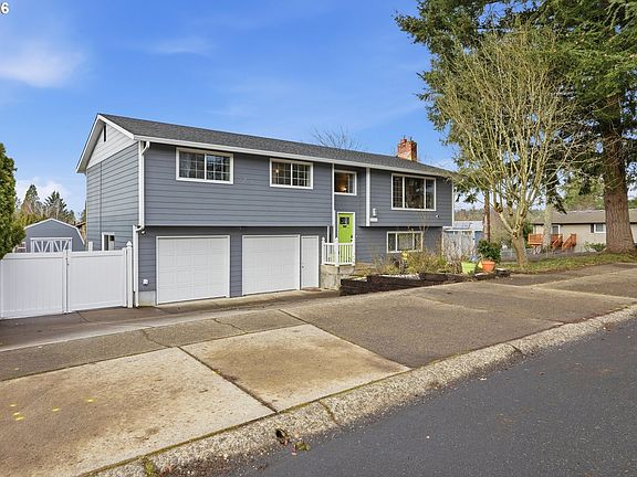 3rd image of 3895 SE Pelton Ave