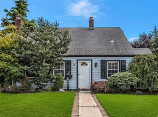 8 Snapdragon Ln, Levittown, NY 11756