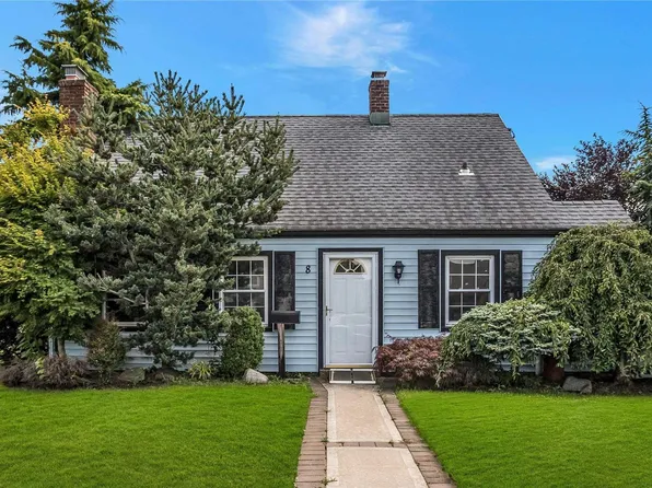 8 Snapdragon Lane, Levittown, NY 11756