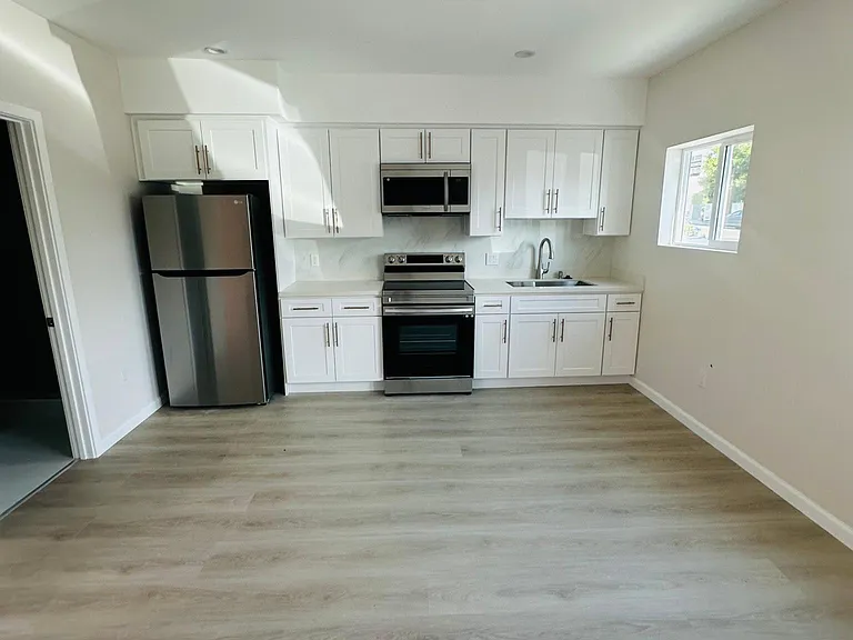 711 N Jackson St #B — Photo 2