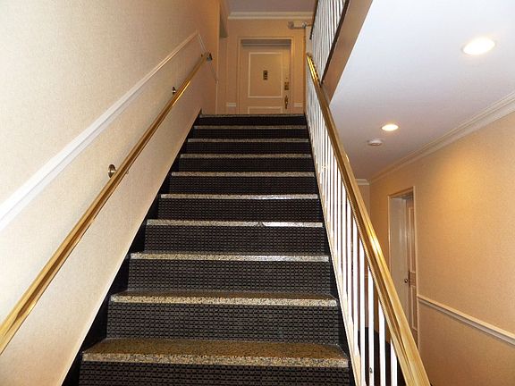 4th image of 6 Bryant Crescent #2H