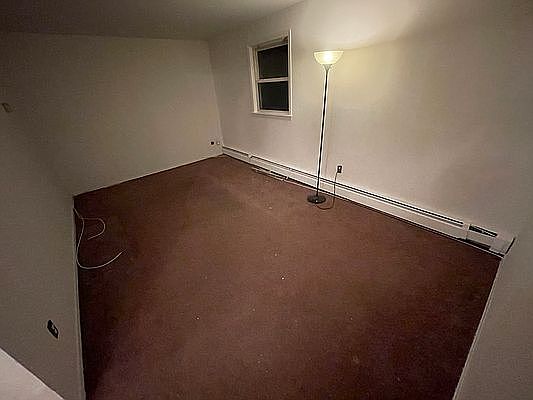 5th image of 930 Throgmorton Ave #1