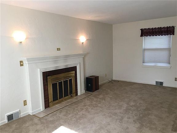 3rd image of 76 Hollow Haven Dr