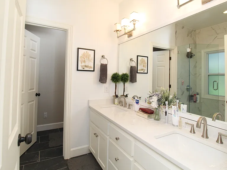 1401 NE Dysart Woods Ln — Photo 23