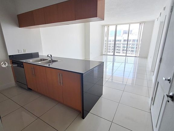3rd image of 1750 N Bayshore Dr APT 3904