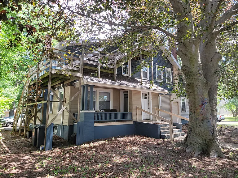 712 W Illinois St — Photo 4