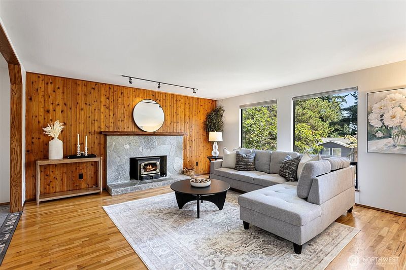 3rd image of 22202 Meridian Avenue S