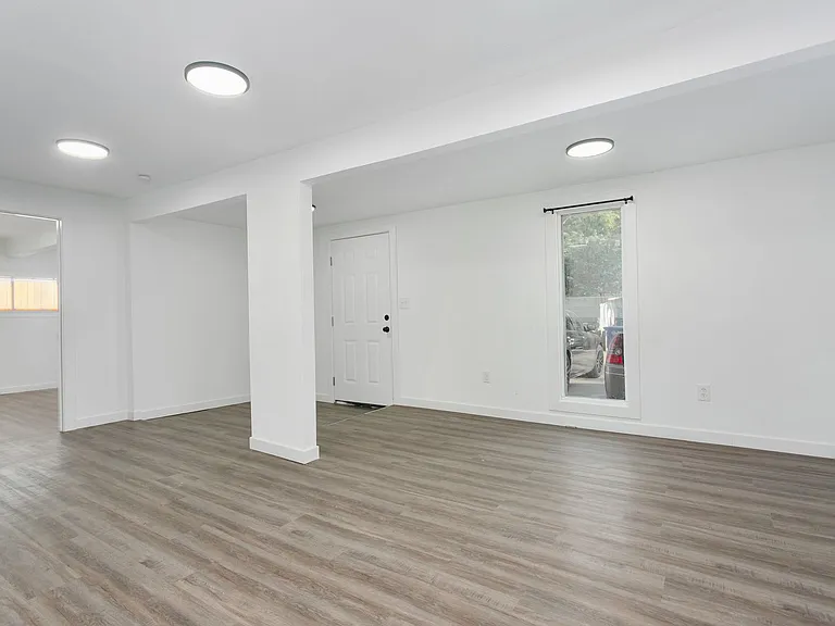 4919 Waller Rd E — Photo 18