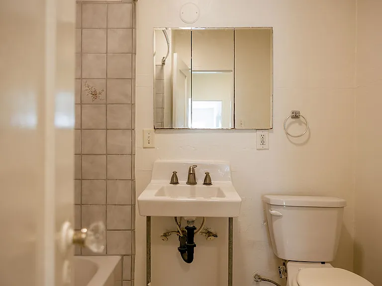 52 W Center St #B — Photo 7