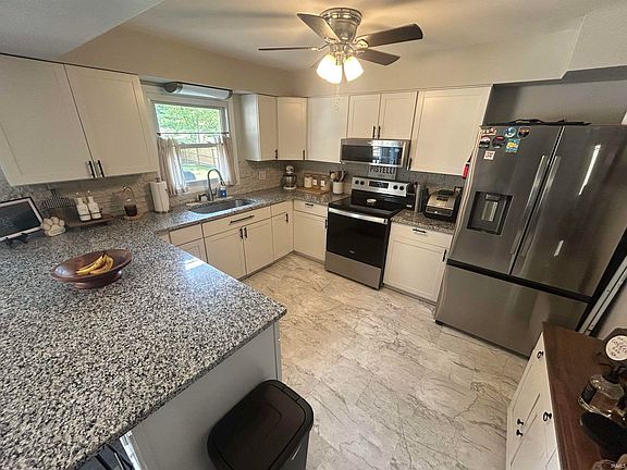 5th image of 906 N Hillcrest Rd