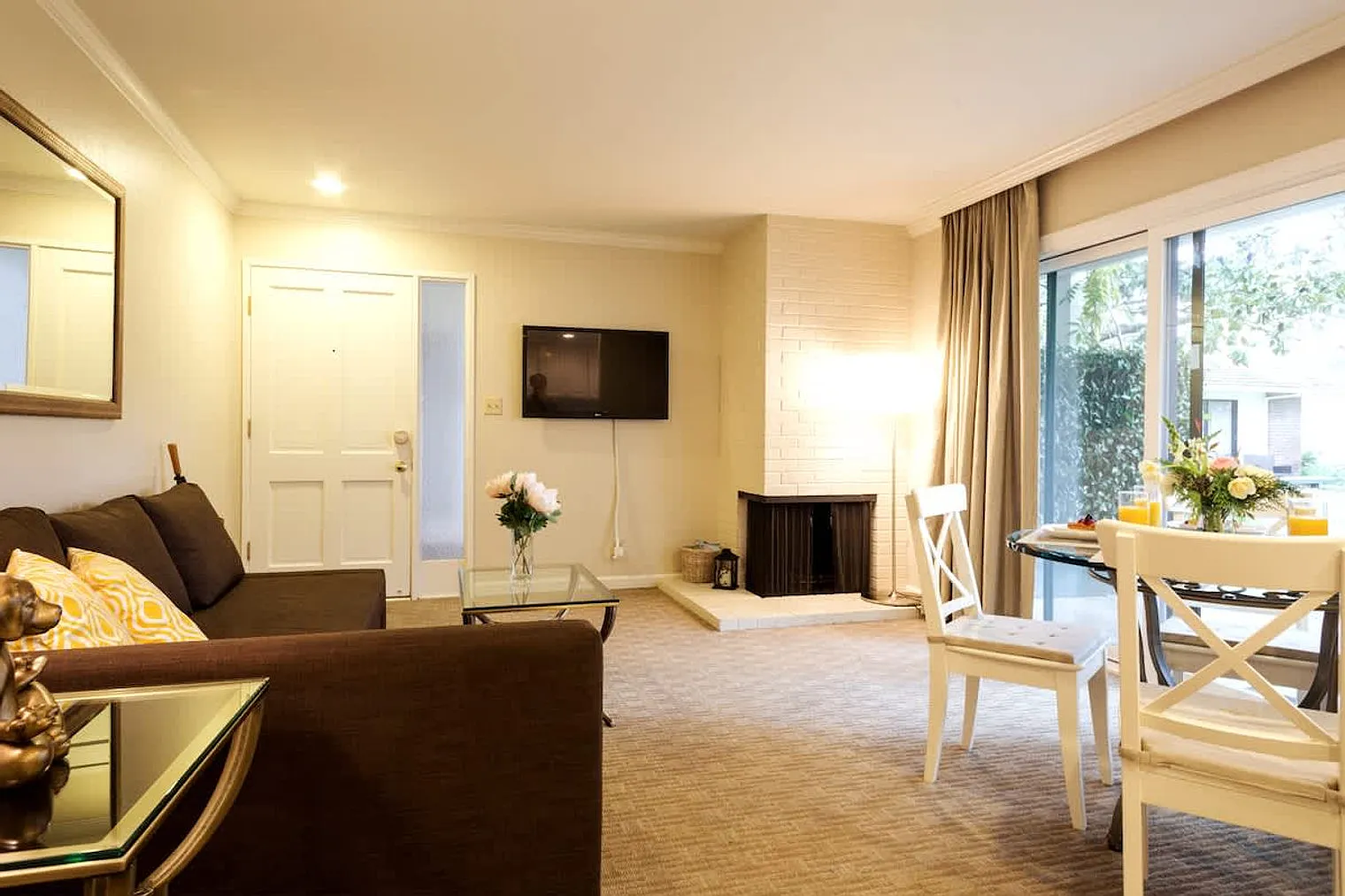 1 bed, 1.0 bath, 893 sqft, $6,436 — Photo 2