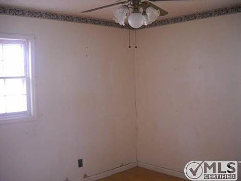 5th image of 317 Greenbrier St