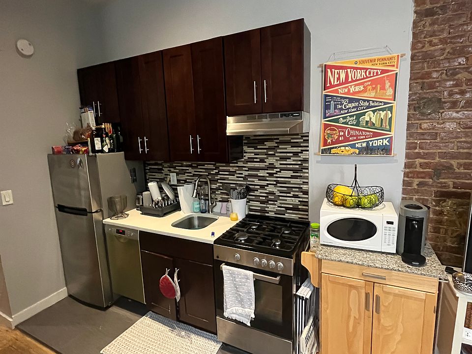 1st image of 449 W 51st St APT 2R