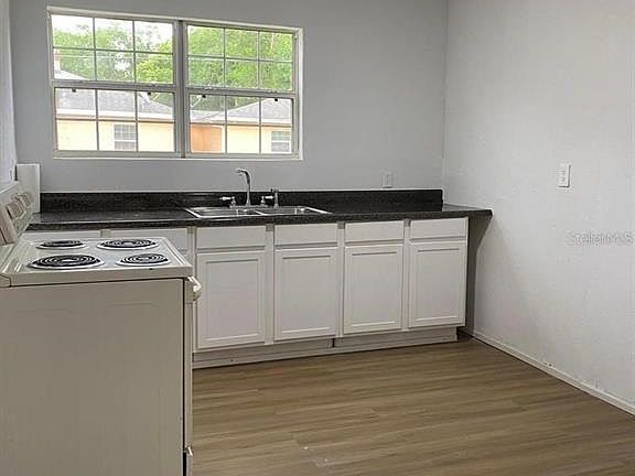 3rd image of 504 SW Fort King St