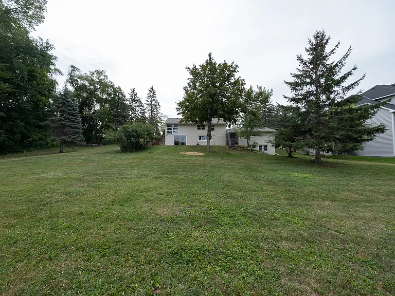 1140 Evergreen Ln N — Photo 35
