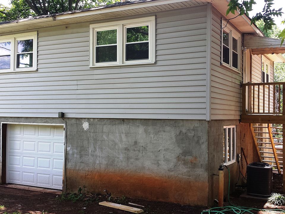 2nd Story Apartment with Single Car Garage included