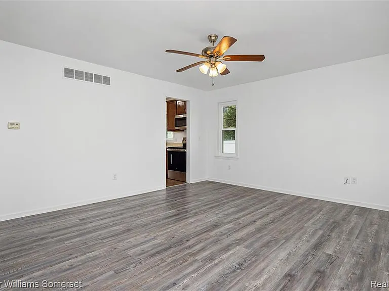 90 Tacoma Dr — Photo 7