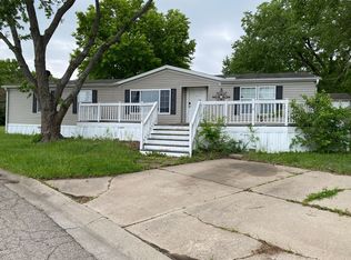 317 SE Cottonwood St, Topeka, KS 66609