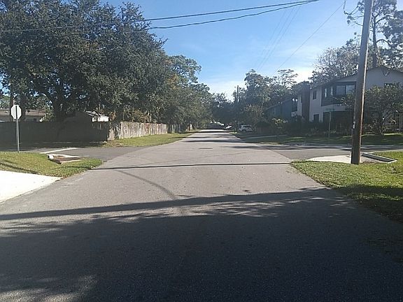 4th image of 198 Poinsettia St