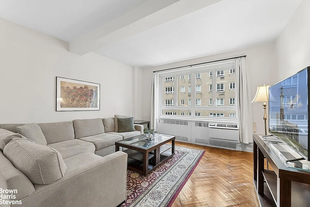 333 W 57th St APT 502 photo 1