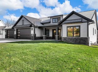 3019 Forrest Meadow Ln, Hiawatha, IA 52233