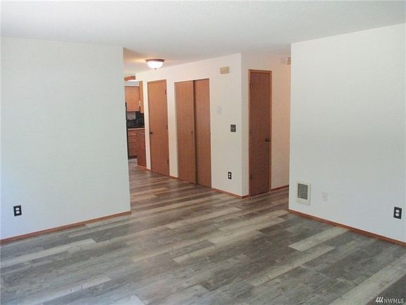 4th image of 251 E Herron Dr