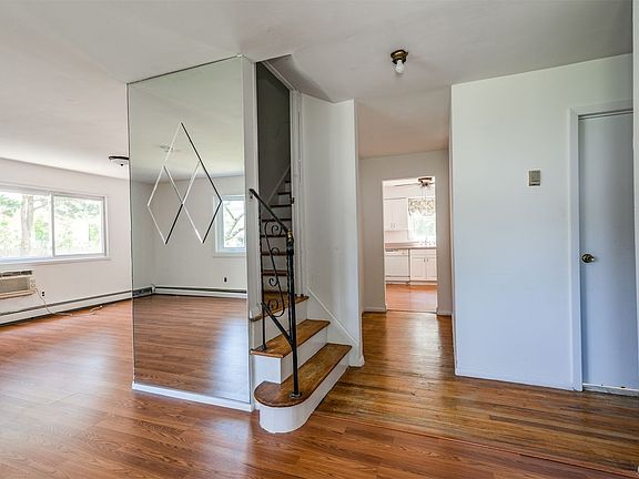 3rd image of 26 Sandy Hollow Dr