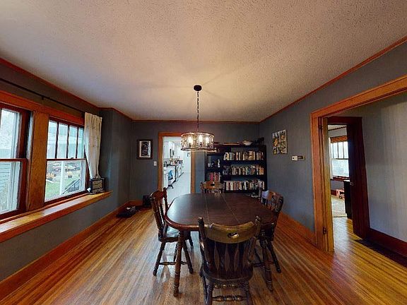 4th image of 109 S Pine St