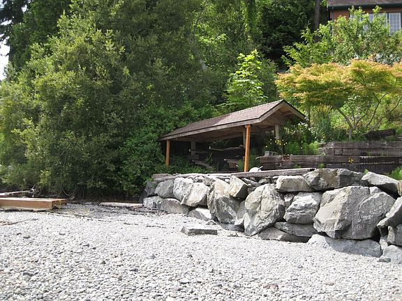 Kayak Shed at waters edge!