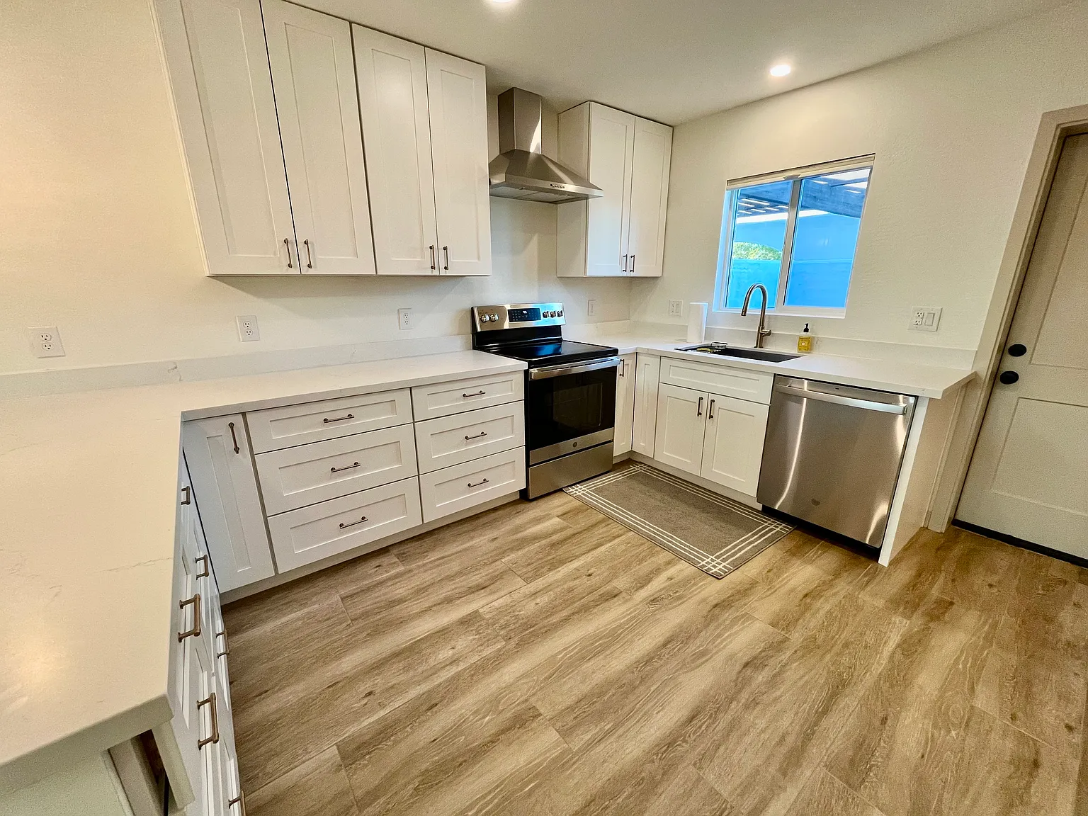 2 bed, 914 sqft, $1,900 — Photo 2