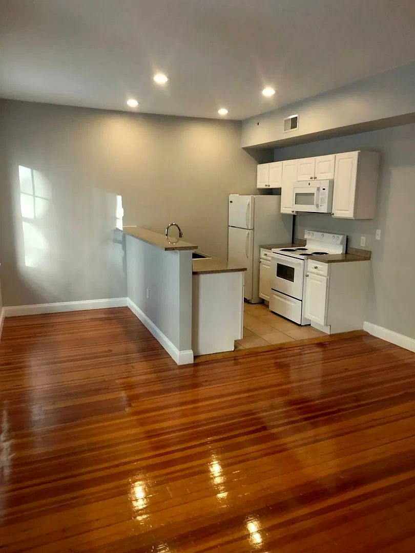 210 Farmington Ave — Photo 2