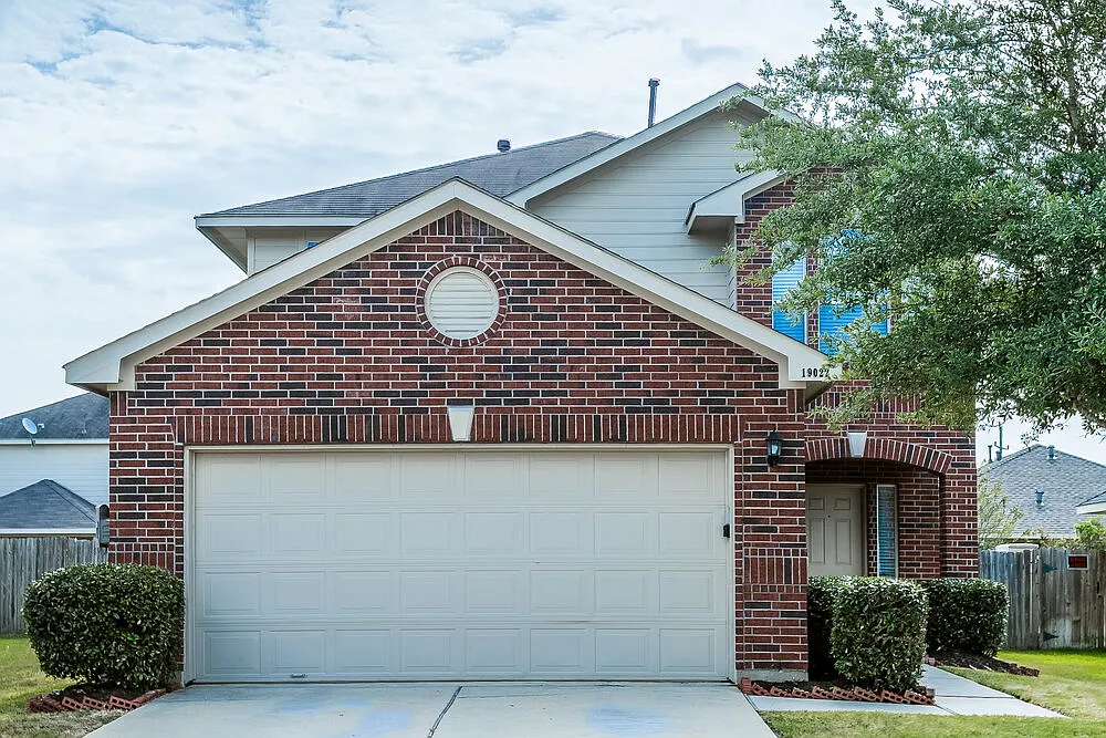 3 bed, 2.5 bath, 1850 sqft, $1,985 — Photo 1