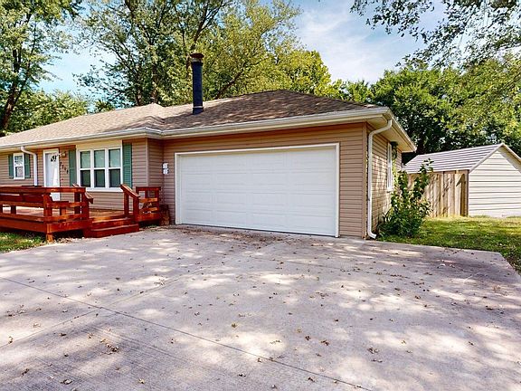3rd image of 2508 Maplewood Ln