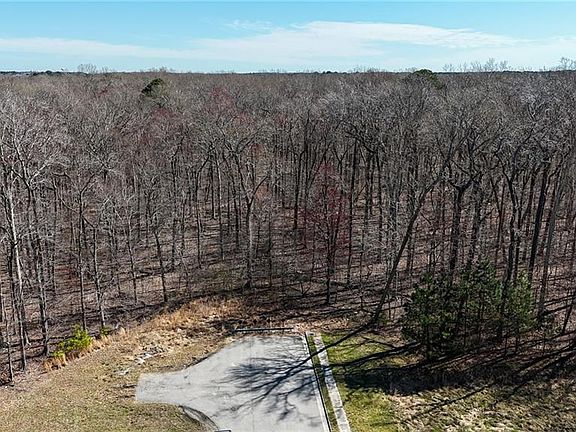 4th image of 115 Christophers Ln