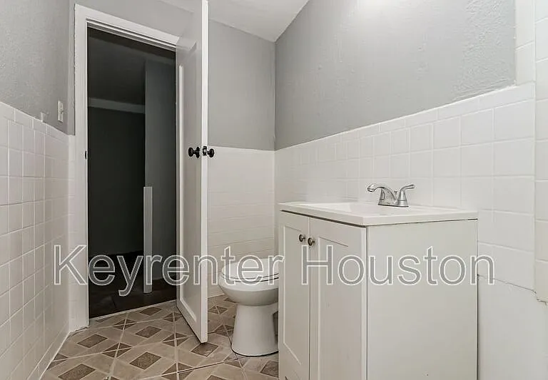 4610 Schroeder St #2 — Photo 9