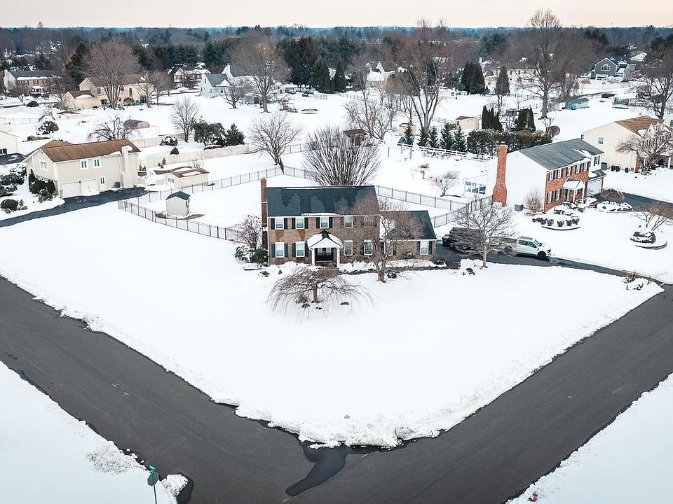 1st image of 52 Hampton Dr