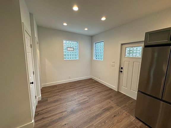 3rd image of 3276 Daytona Ave