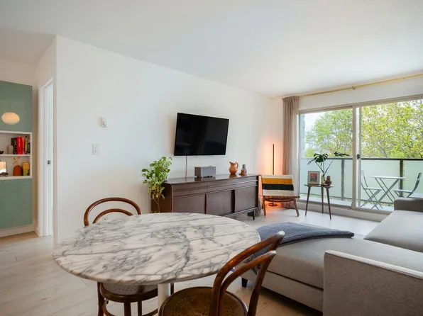 1864 Frances St #405, Vancouver, BC V5L 1Z7