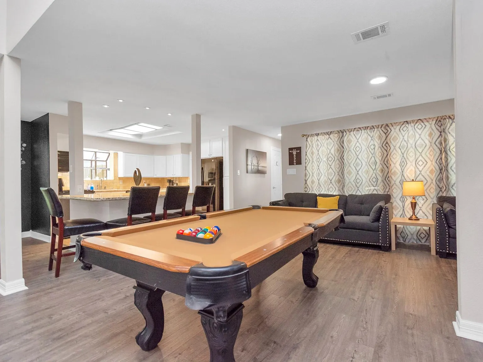 6 bed, 2.5 bath, 2556 sqft, $6,800 — Photo 3