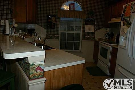 4th image of 211 Sunset Dr