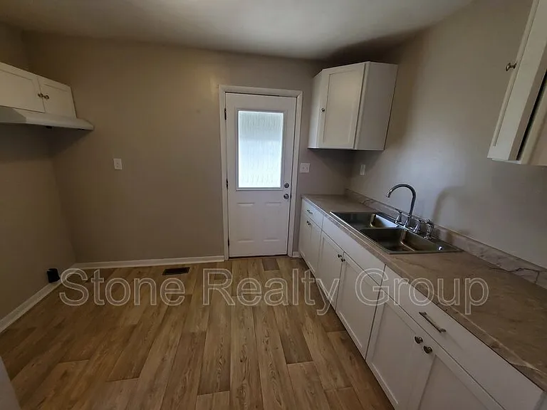 7927 E Lambert Ave — Photo 3