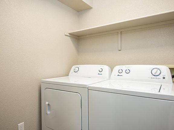 Two Bedroom w/ Den| Full Size Washer and Dryer