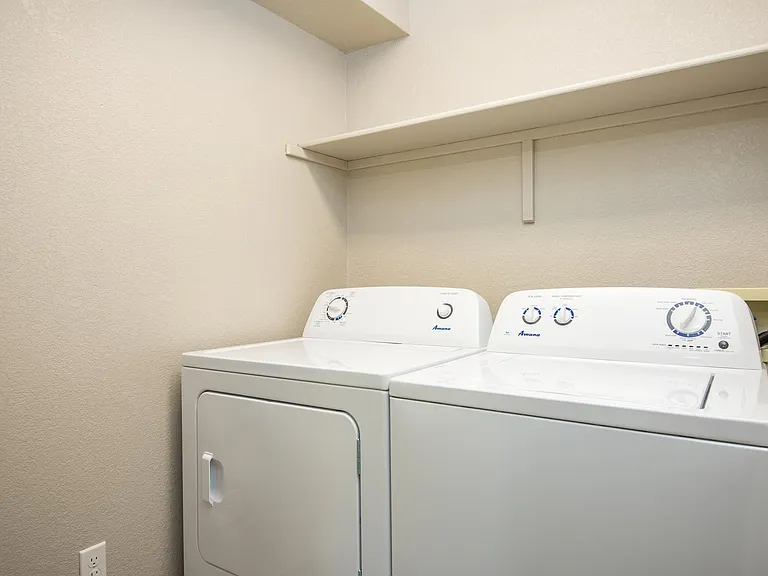 Two Bedroom w/ Den| Full Size Washer and Dryer