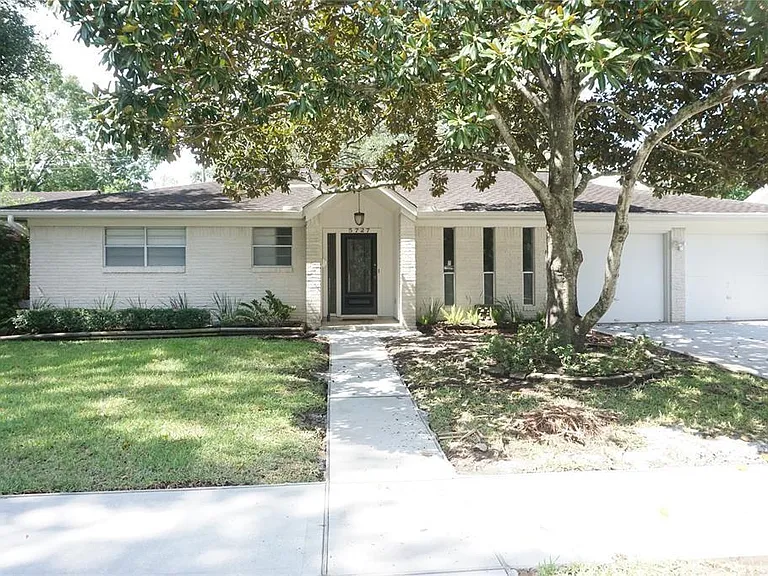 5727 Braesvalley Dr — Photo 1