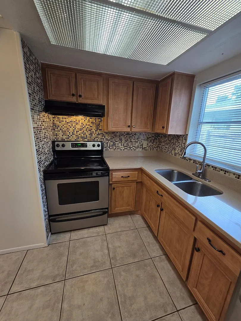Three Bedroom Home In Jungle Terrace Neighborhood — Photo 2