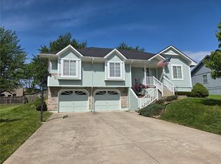 1534 NE Stonewood Dr, Lees Summit, MO 64086